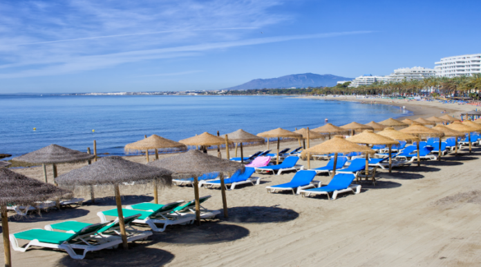 Estepona Gets Beaches Ready for Easter